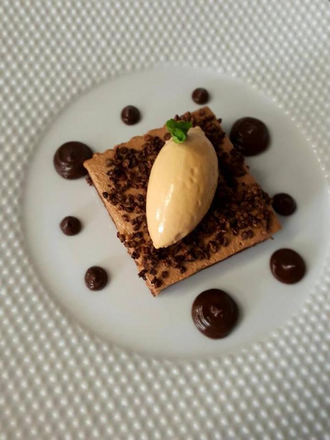 Saveurs De L'Abbaye Hotel Saintes Exterior photo